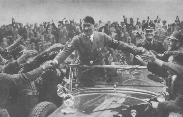 1933年，德国深陷绝境：600万人失业，通货膨胀肆虐，几千亿马克仅能买一个面包