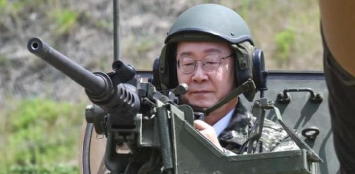 韩国总统李在明刚刚完成对延坪岩的现场视察，穿着防弹背心、戴着战术头盔，还在海上阵