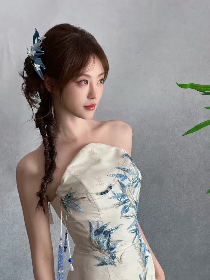 祝绪丹新国风穿搭 清冷又雅致，祝绪丹的青花瓷造型太出圈。素净穿搭温柔大气，青纹点