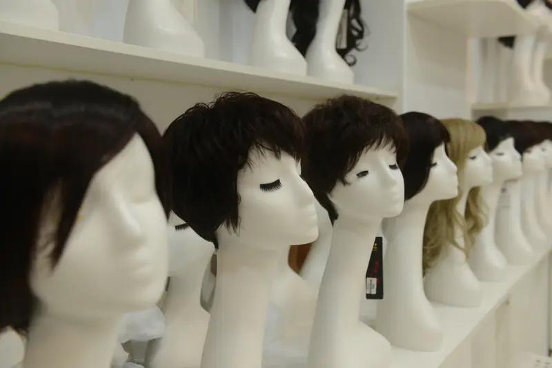 佩戴假头套有哪些注意事项 戴假头套有哪些安全隐患 戴假头套可得多注意。先说说注意