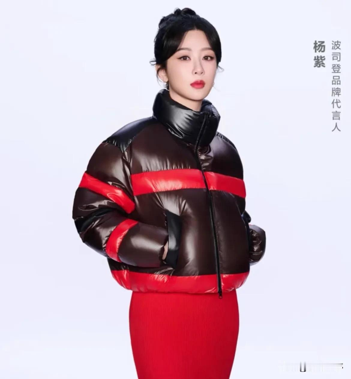 杨紫都救不了这件羽绒服…
这搭配真的不是来搞笑的吗？
这红裤子还是红裙子，遮住脸