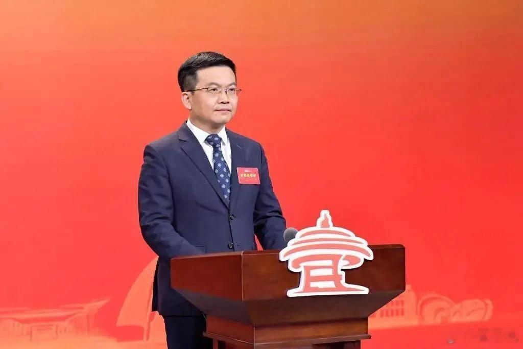 青岛市人大常委会今天开会，免去王波的副市长职务，任命原发改委主任卞成为副市长。卞