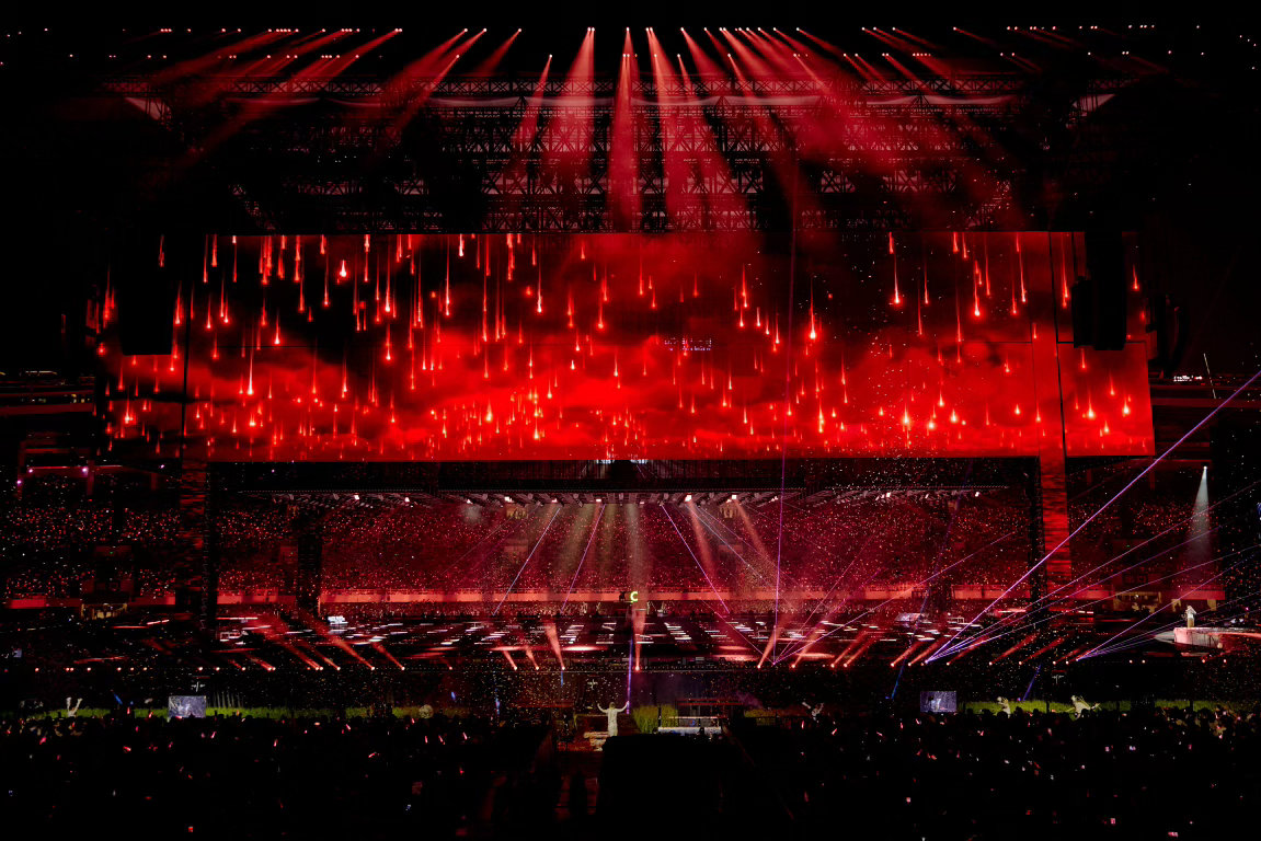 薛之谦四面台舞美要考博嘛 薛之谦演唱会真的赢麻了！四面台360°无死角呈现，灯光