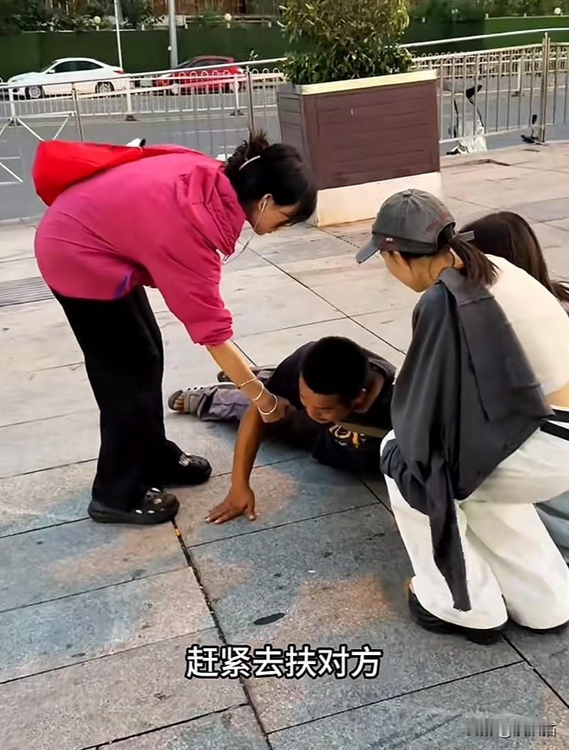 贵州贵阳，男子身处异乡，猝然间疾病发作。在他孤立无援之际，周围路人纷纷伸出援手，