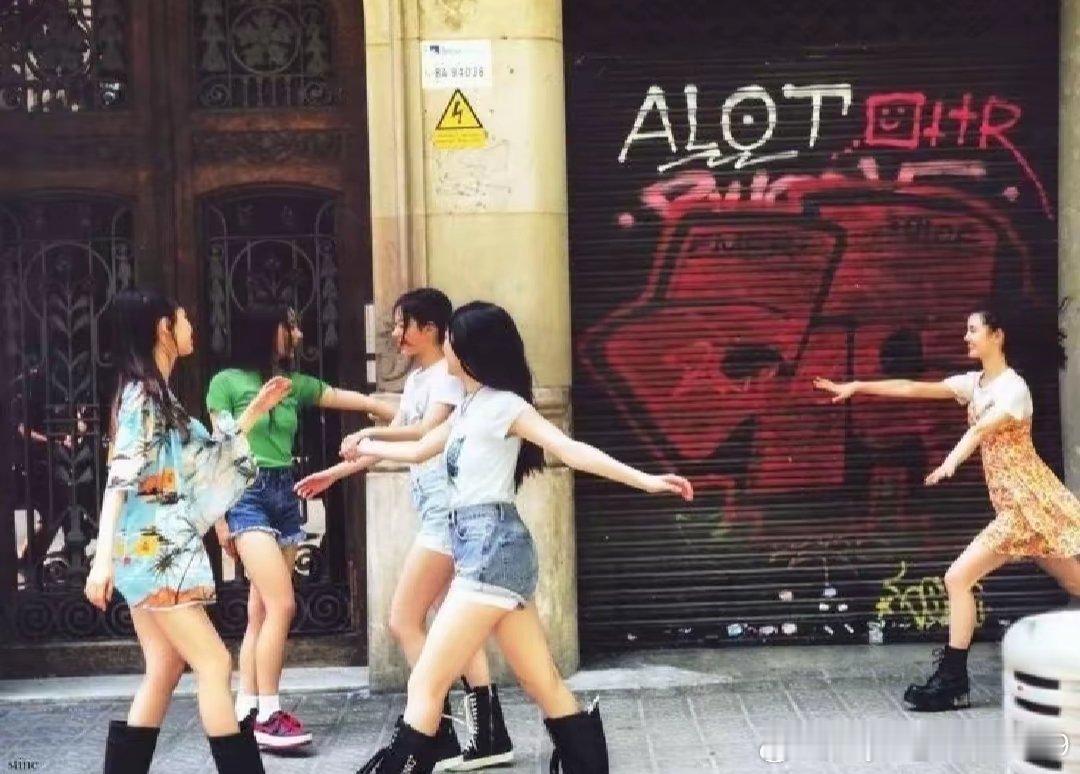 手机里一直保存着这张照片，真的好痛