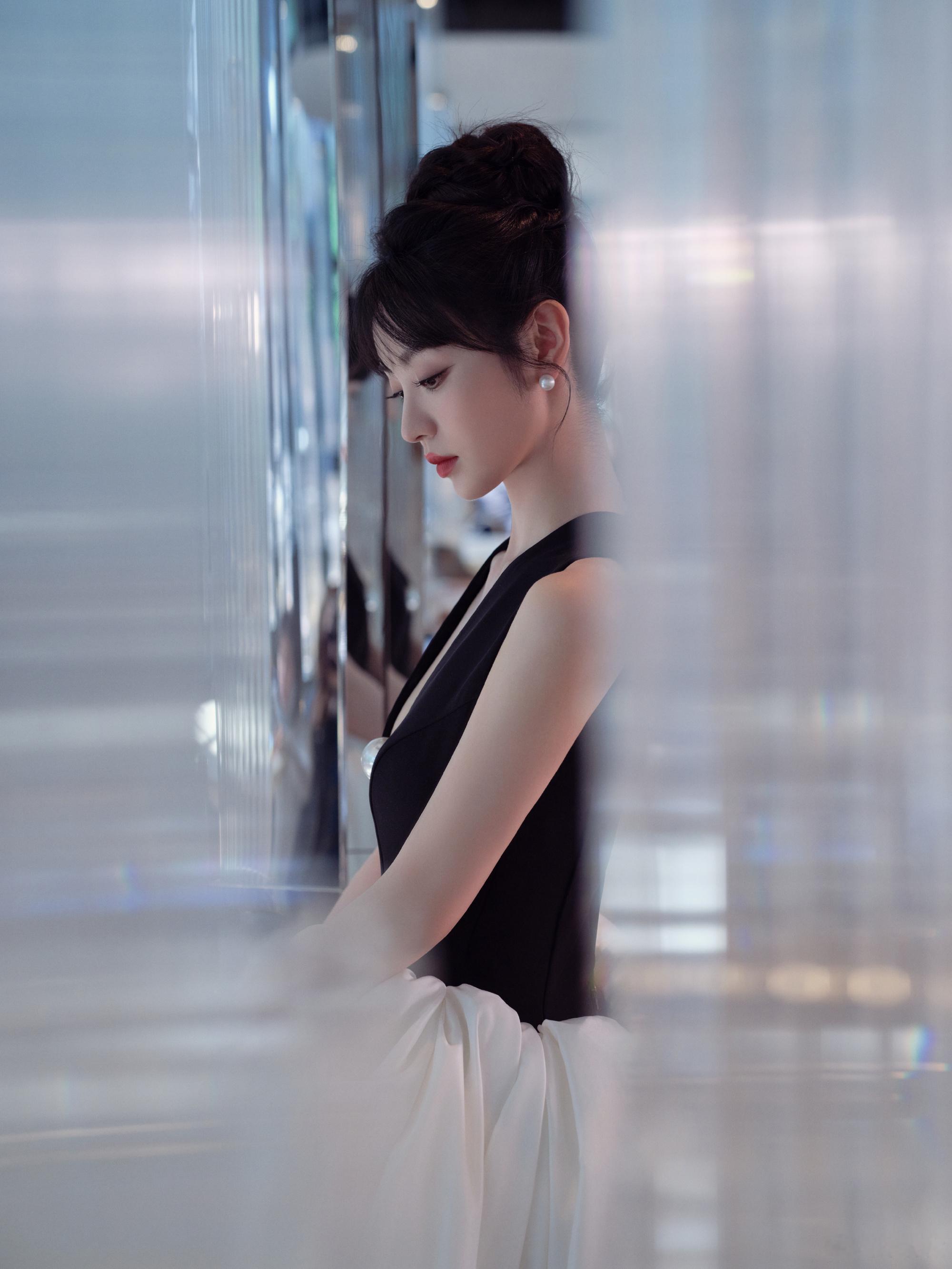 田曦薇 摇曳生姿红玫瑰  这个造型真的是女神级别[哇] 