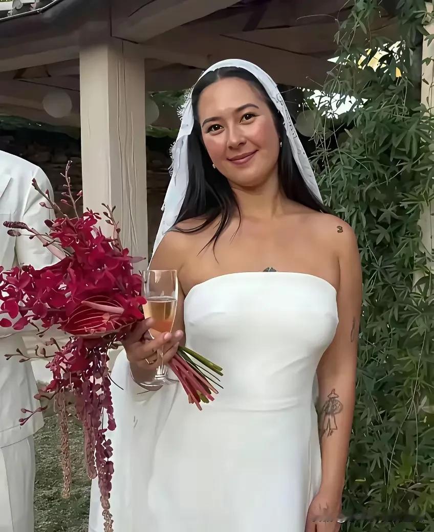 姜文的女儿，脸型还是很像父亲的。
一看就是有个性的女孩子，身上有很多小的纹身造型