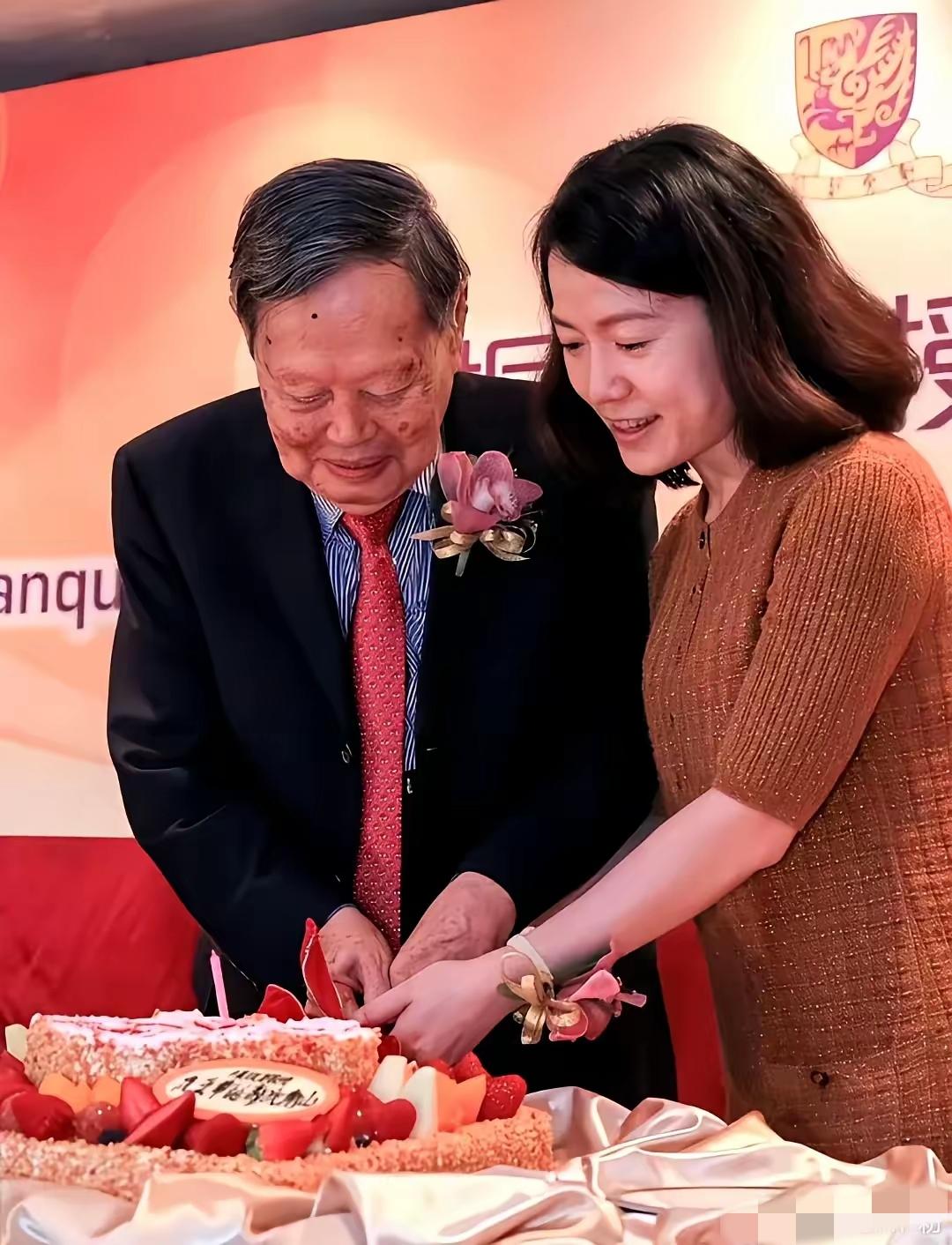 杨振宁老先生病世的消息真的太突然了
谁能想到半个月前还在庆祝103岁生日，今天居