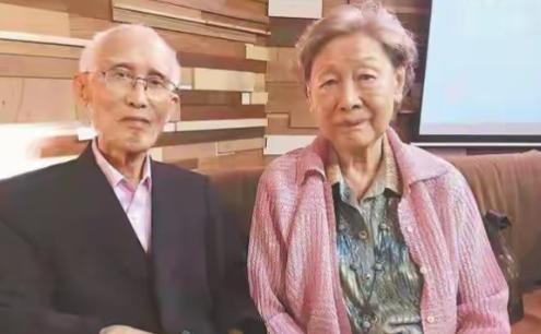 余光中17岁时爱上了14岁的表妹，虽因无法生育坚持娶她，婚后他们竟然在七年内育有