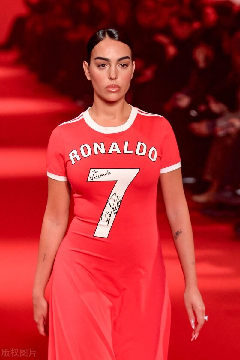 不明智的乔治娜！[捂脸]以这种方式来讨好C罗吗？终究会难逃被抛弃的命。[笑哭][