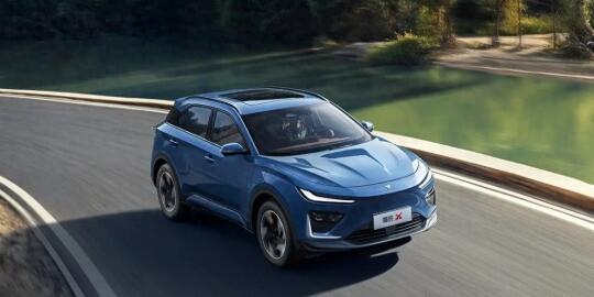 为何零跑风生水起，哪吒却濒临倒闭？