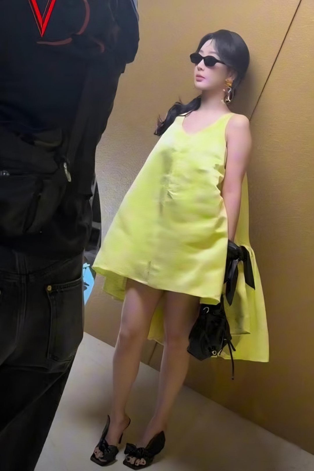 杨紫穿的这是啥呀？继金鹰奖一身大红被吐槽后，纪梵希大秀的造型又令人眼前一黑！ ​