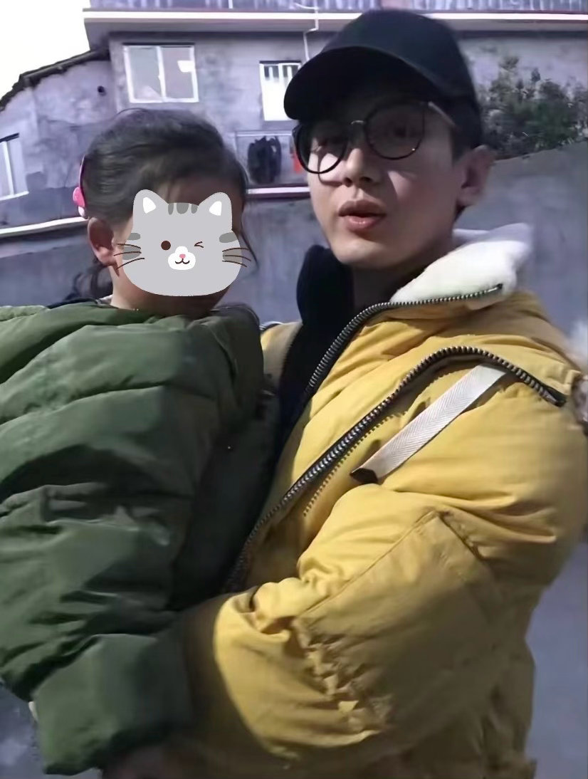 成毅 和哥哥贴贴，太羡慕这个小女孩，早期的依旧是那么帅气！