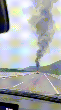 烈火战车，就这样还跑呢？
这是网友近日发布的一段交通安全警示教育视频，火神在高速