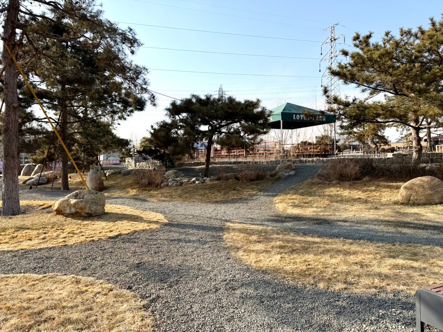 到头部友商的办公园区吃了个饭，今天北京天气甚好，表显气温到了16度，虽然还没过年