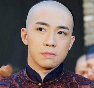 2017年，俞灏明在机场遇到刘烨，激动地一把搂住他的胳膊：“哥”，结果刘烨直接甩