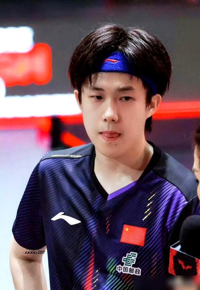 别的队是群狼围猎，国乒男队倒好，把王楚钦推上前线，自己先散了。女队那边，孙颖莎、