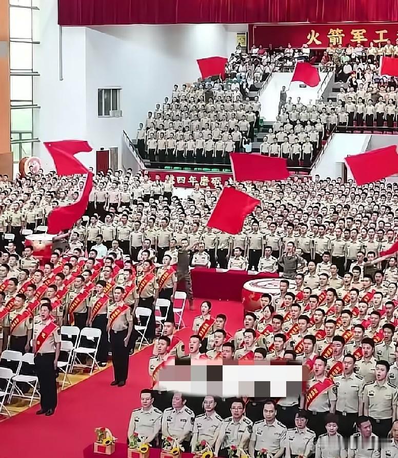 近日，陕西西安火箭军工程大学2026届学员毕业典礼现场燃了！军号吹响的那一刻，全