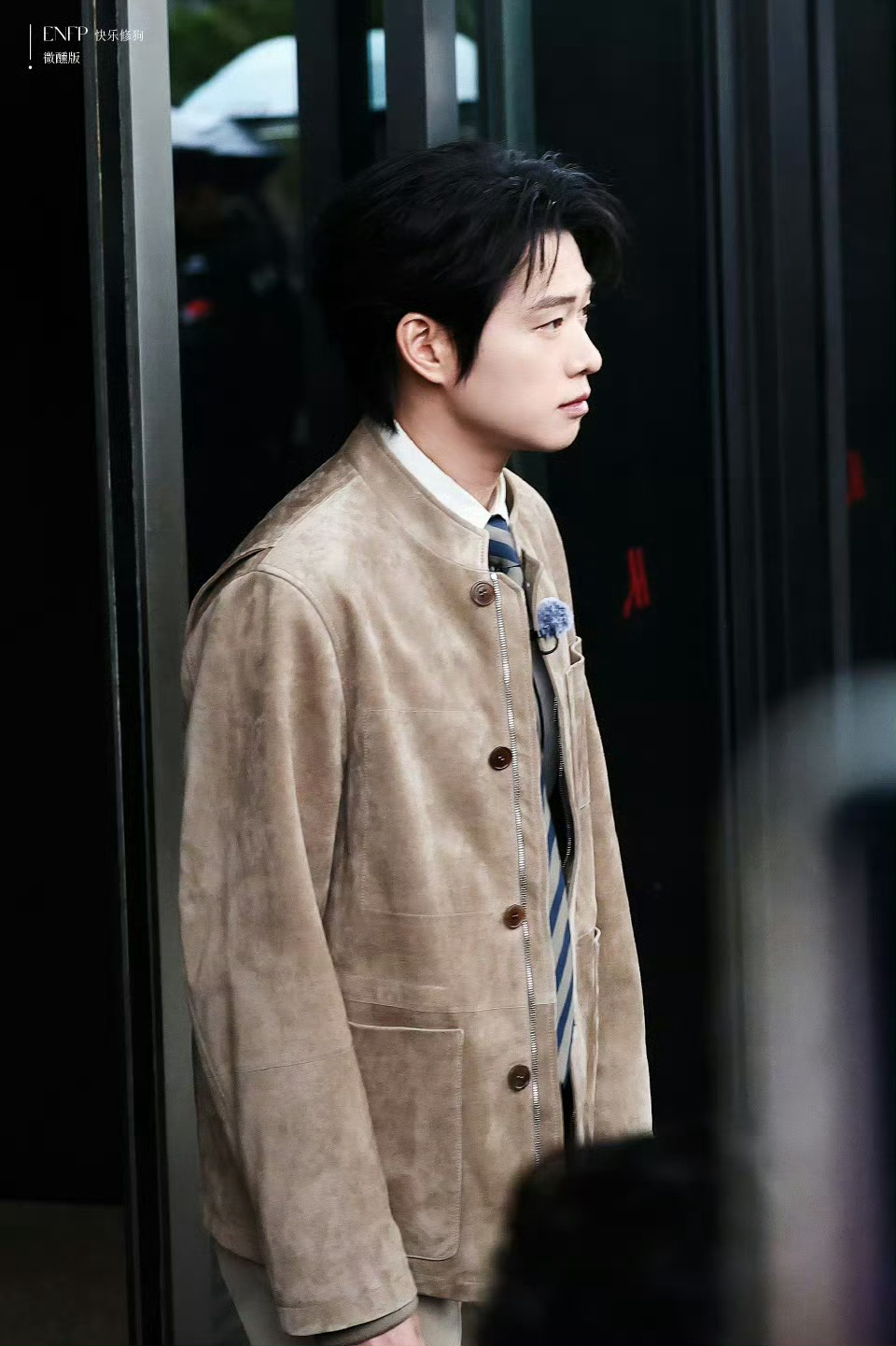 魏大勋棕色羊毛皮夹克魏大勋周五晚高疯棕色羊毛皮夹克造型好绝！《周五晚高疯》上班路