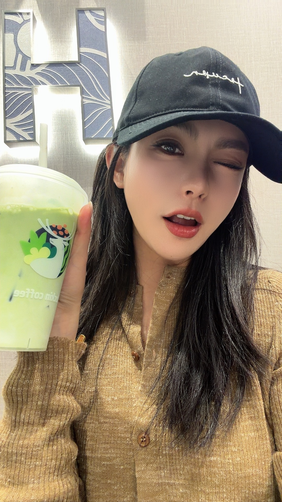 终于忙完，到机场了！✈️整一口詹记青团，垫垫肚子……不是这么黏嘴啊！ 合肥·合肥