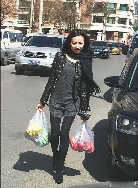 这是14年前的董洁，清新的像个邻家姐姐，手里拎着一堆刚从市场买来的水果，照片是潘