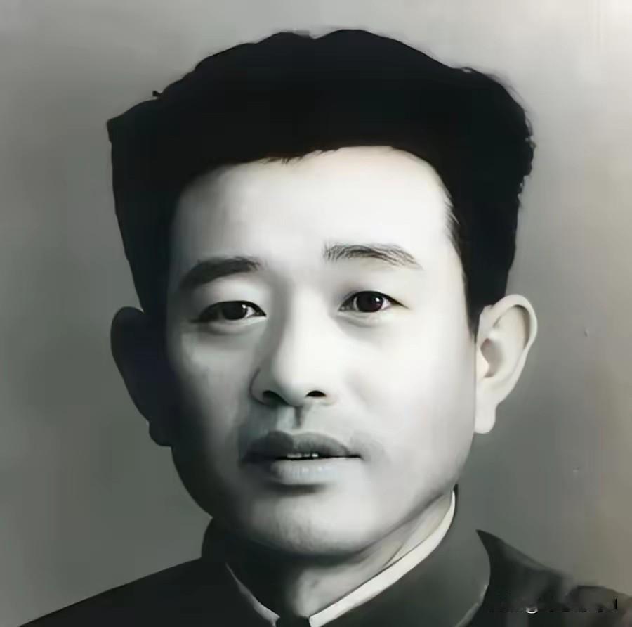 团长领着新兵在操场上踢正步，每一步都一丝不苟，严格按照黄埔操典来练。一个牵着马的