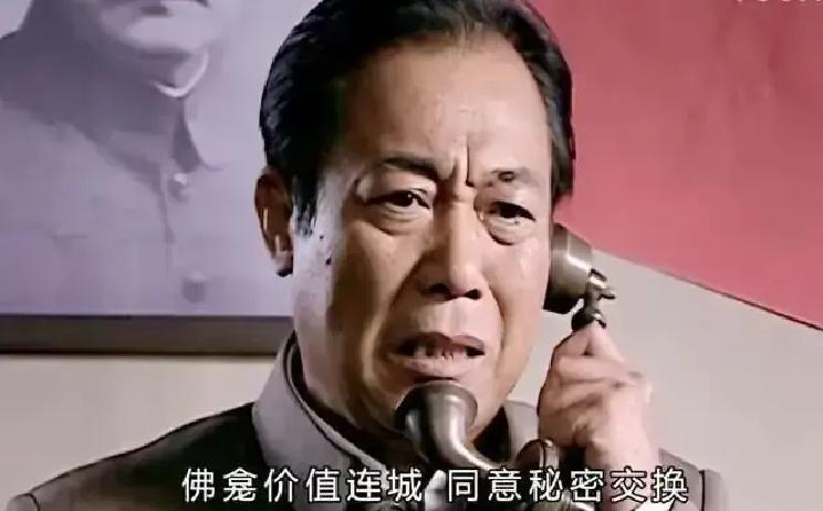 手表递出3分钟，他死了
 
吕宗方把余则成叫到角落，解开表带，塞过去。动作像在递