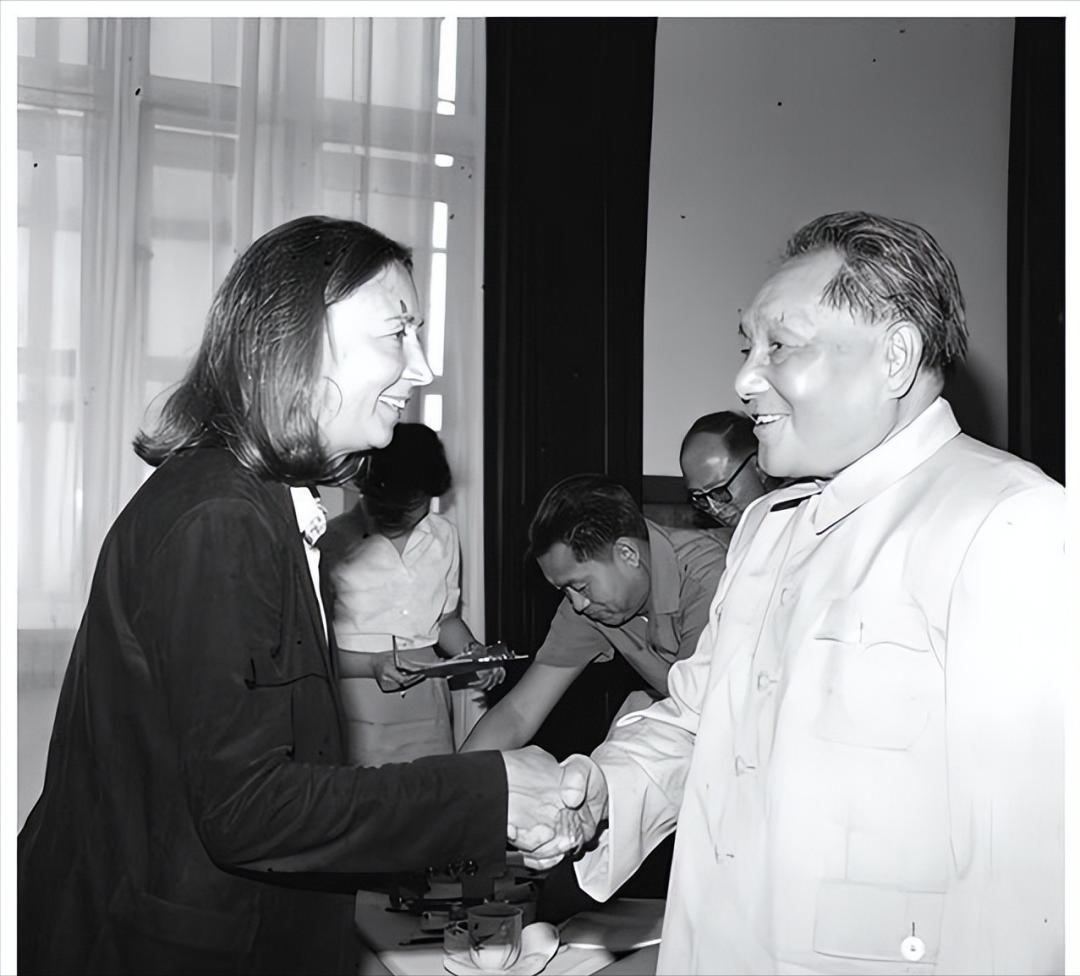 1980年8月21日，意大利女记者法拉奇在人民大会堂采访中国领导人邓小平时，提出