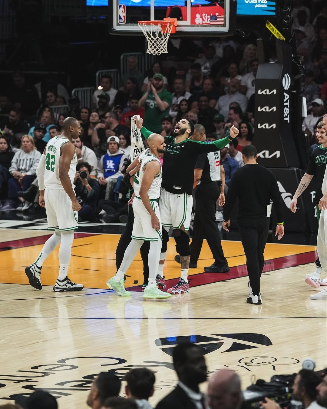 谈到塔图姆有望回归球队、以及回归后的前景时，豪瑟表示：“如果他能够回归，我们毫无