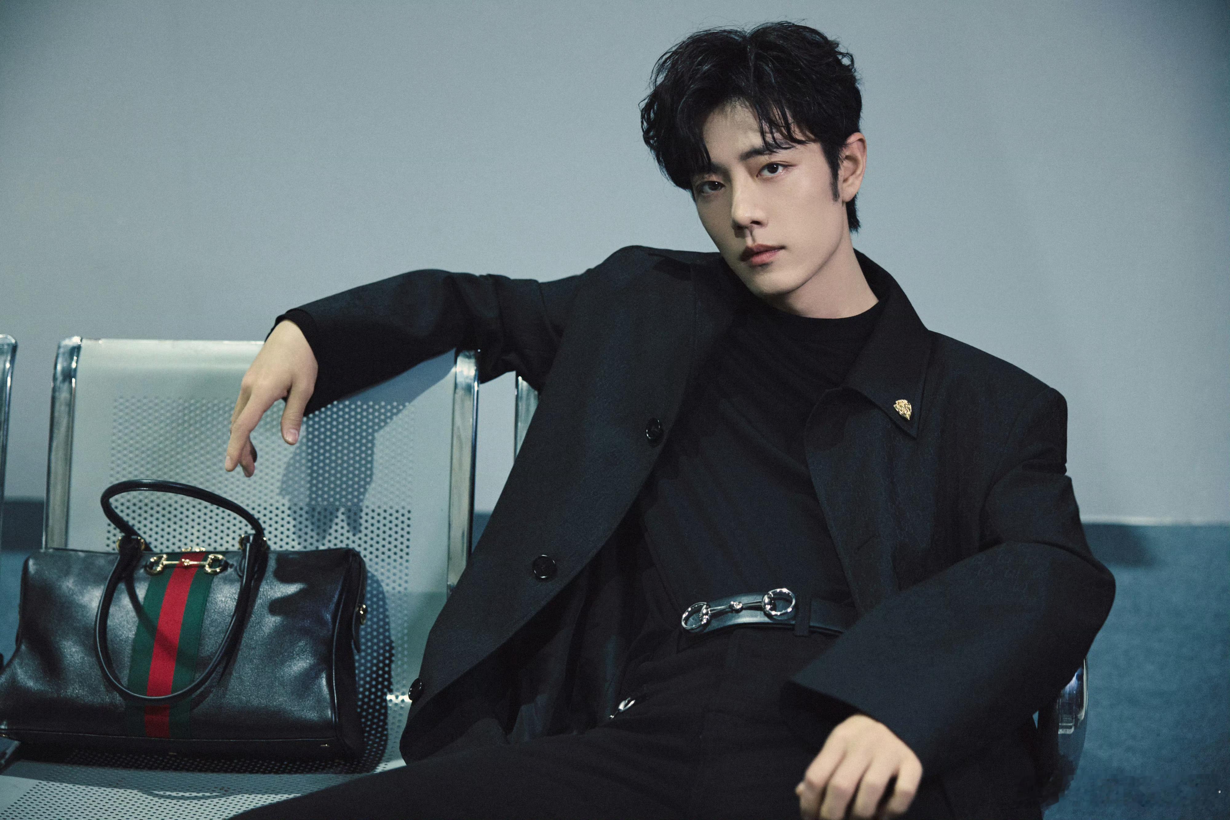 肖战出发米兰时装周的图，他Gucci穿得是真好看啊，甚至说直接点:有这张无可比拟