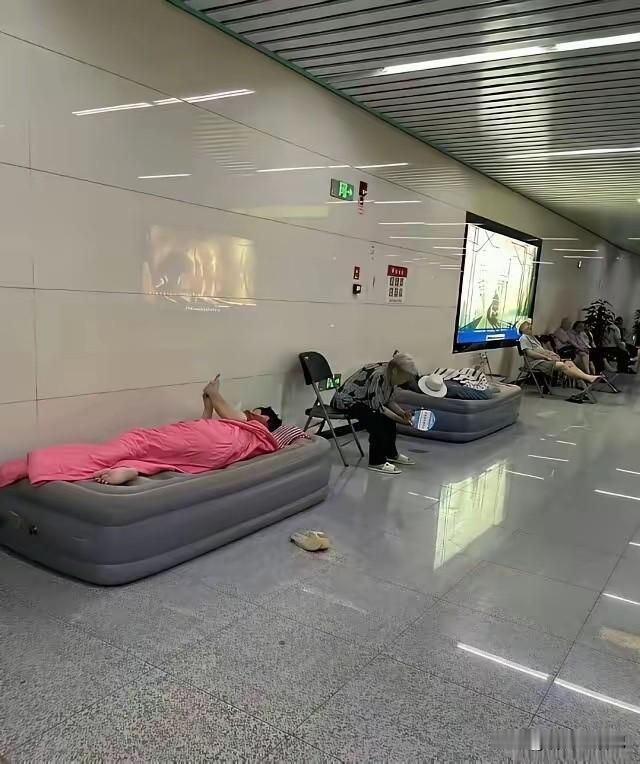 在地铁里面铺床躺平蹭空调，是不是太过分了啊