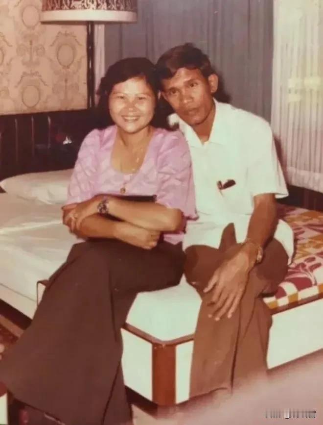 洪森很早就过上土豪的生活，他年轻时就与文拉妮睡上了席梦思（土话叫弹簧床）。那个时