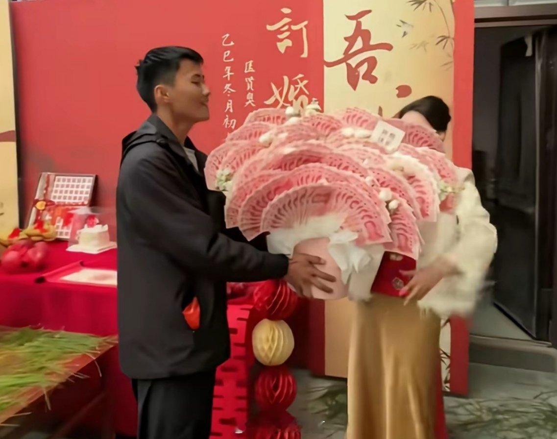 以后男的订婚，都这样卷起来得了，这花束太有创意了 