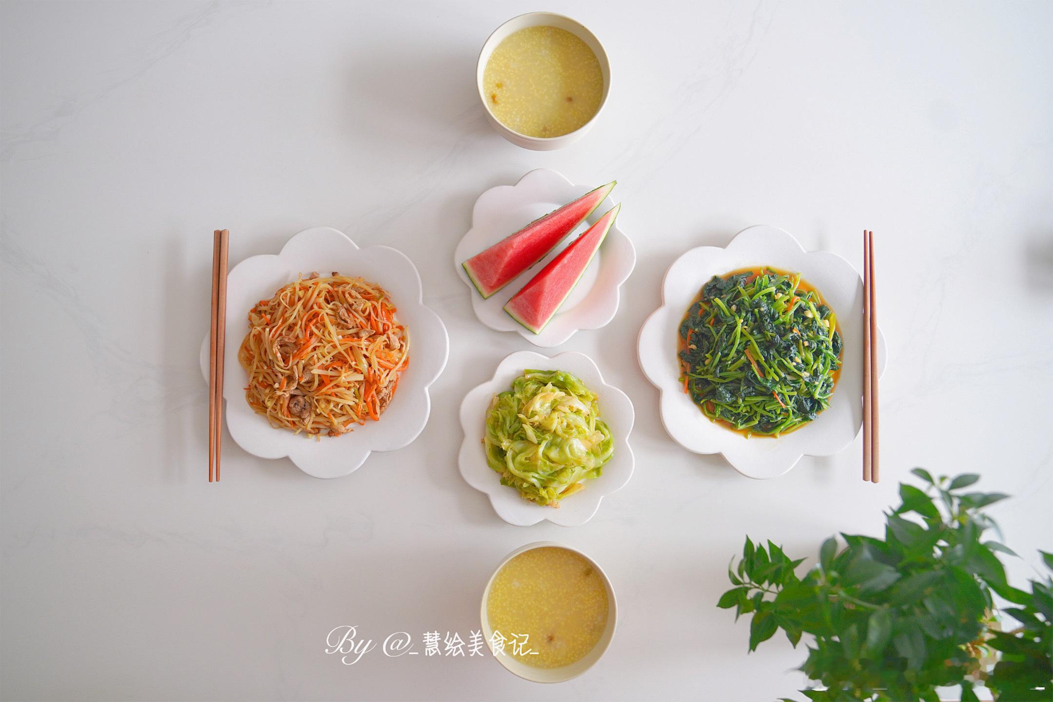 天气好热，简单吃点🍉早饭炒三丝、素炒卷心菜、凉拌菠菜、绿豆小米粥、西瓜~#人间