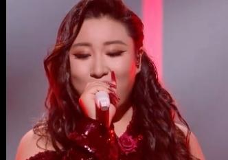 锤娜丽莎在《国乐无双》第八期节目中，用普通话、粤语、英语三语演唱了经典歌曲《玫瑰