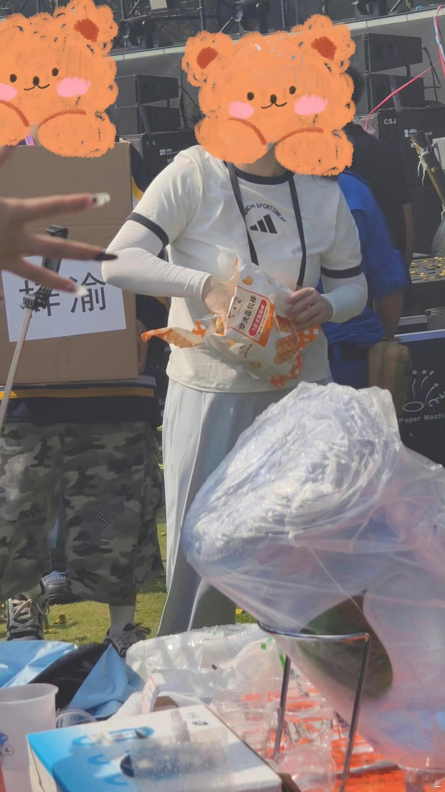 梓渝音乐节给现场的粉丝准备了面包和冰凉贴，好贴心的梓渝 ​​​