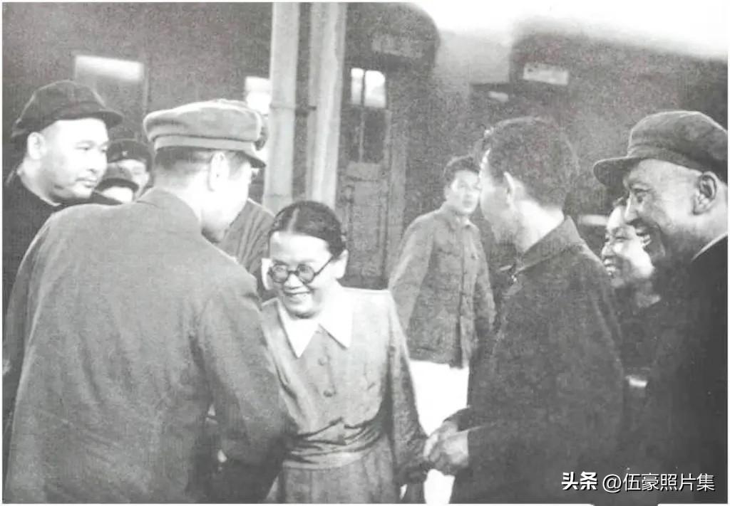 1951年7月4日，正在大连疗养的开国大将徐海东，不顾重病之躯，执意前往火车站为