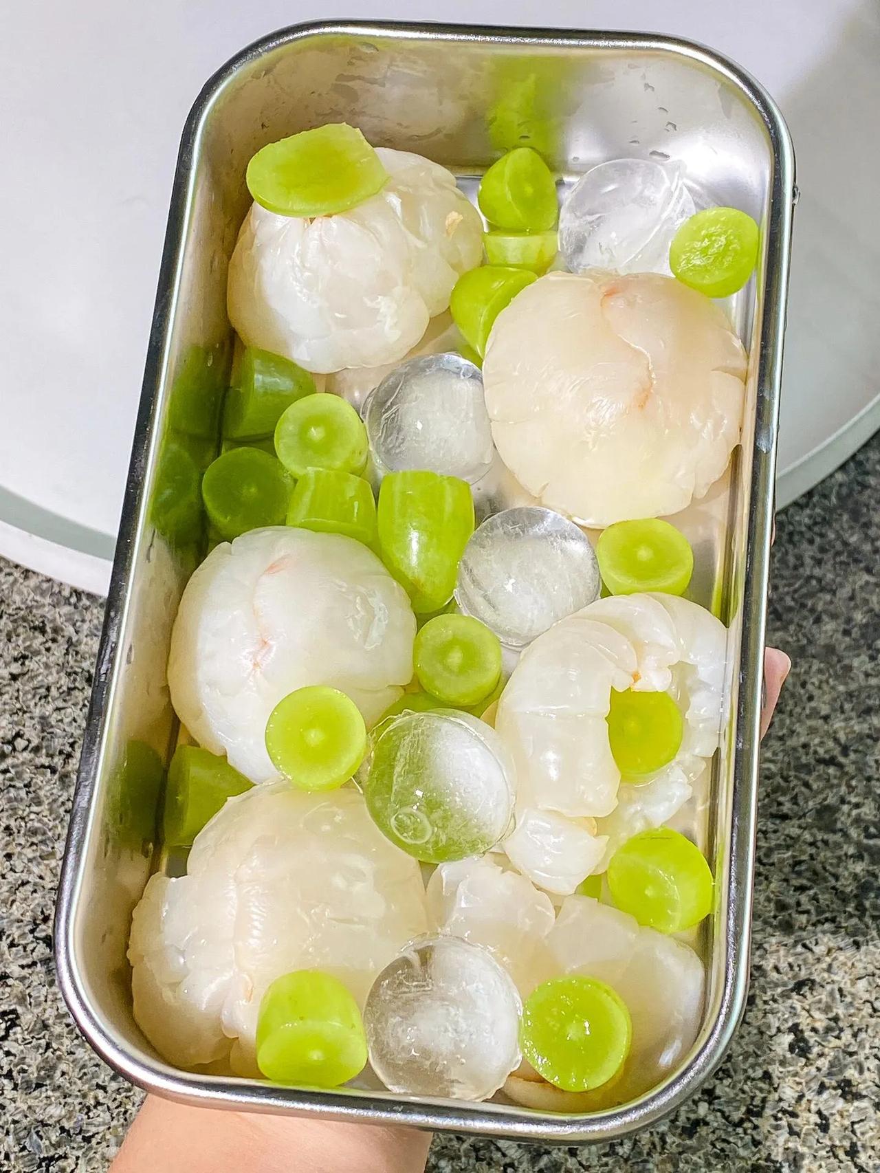 终于喝上了，原来网友给的配方是真的!
       荔枝+青提+茉莉蜜茶!真的太