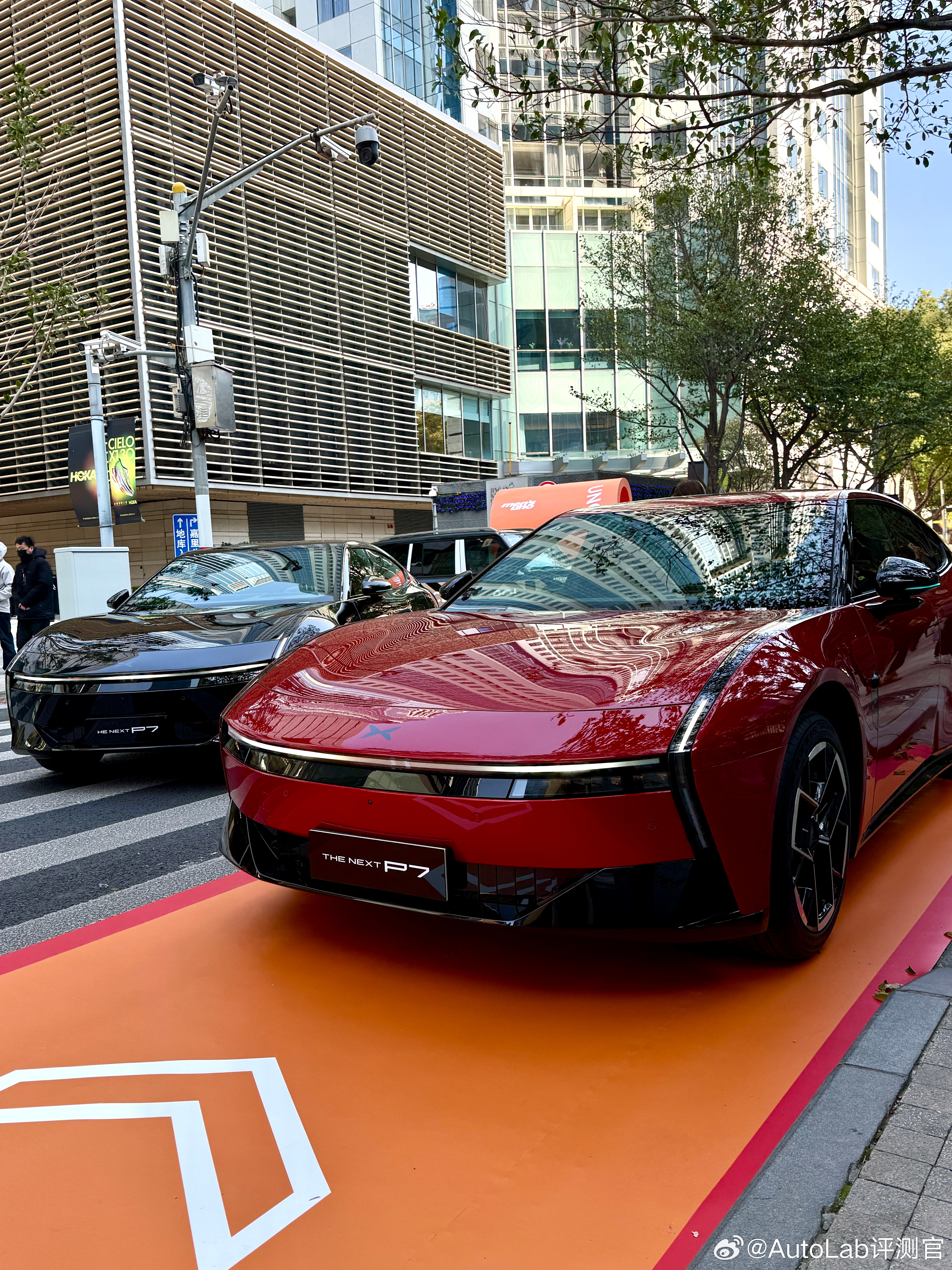 小鹏P7“星耀红”和“暗夜黑”两款新车色亮相上海超跑生活节，大家觉得怎么样？小鹏