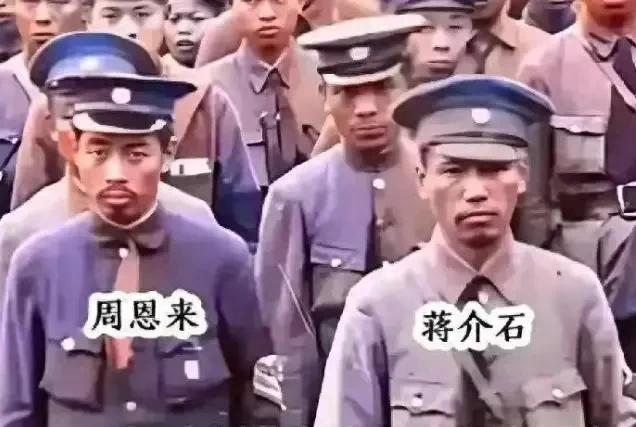 从站位就可以看的出来周恩来在黄埔军校地位有多高。
照片中是周恩来与黄埔学生们在第