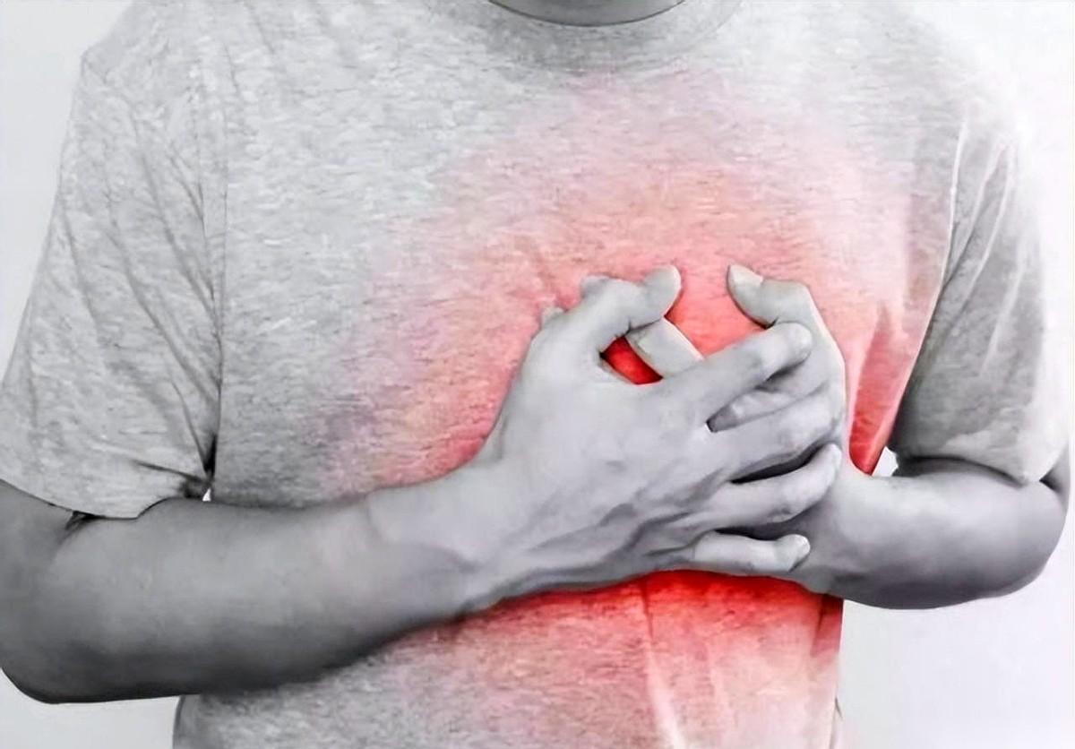 一个人心脏要不行了，你猜第一个信号是啥？
不是胸口疼得打滚，也不是突然晕倒。
是