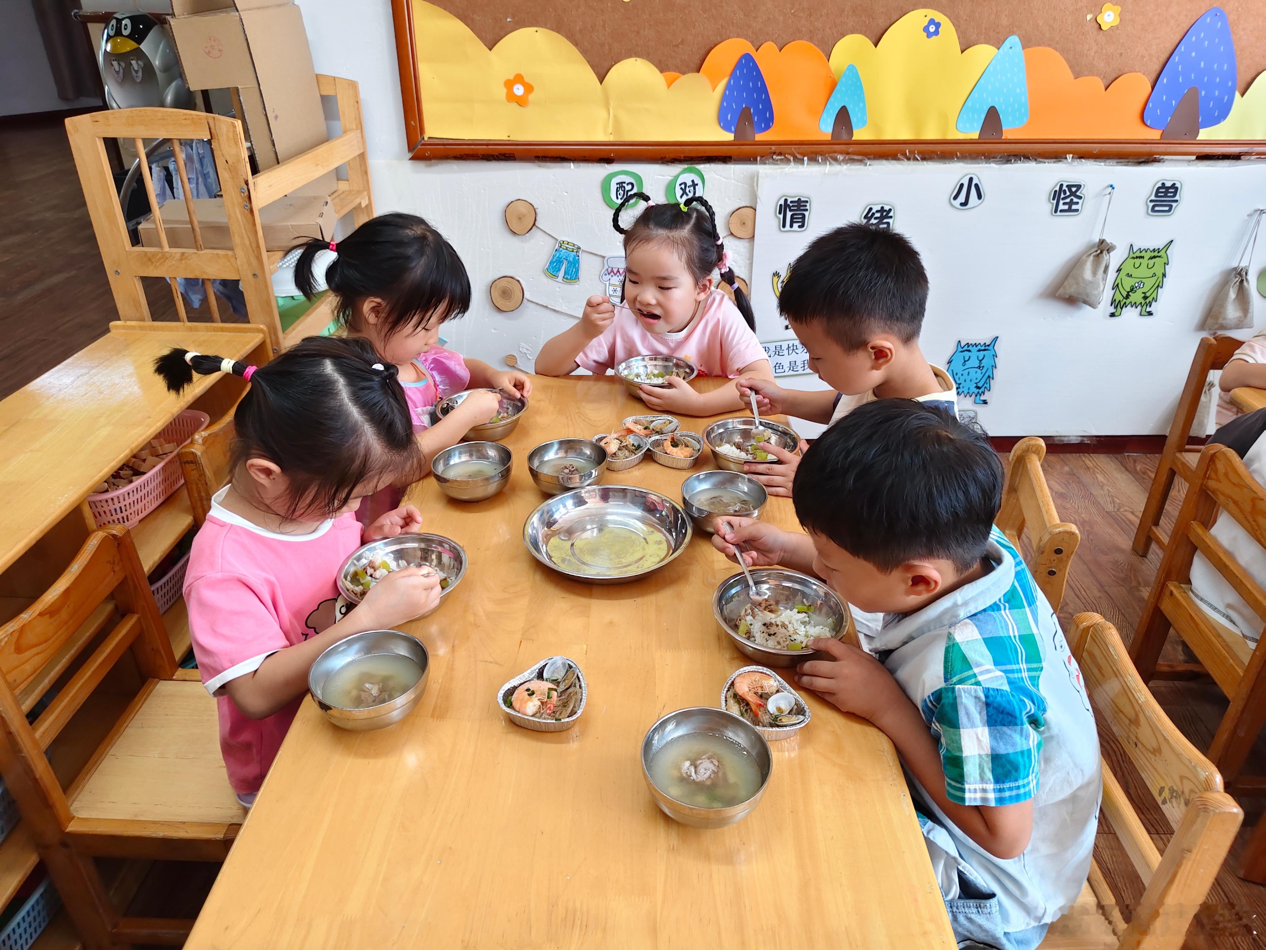 我女儿幼儿园的餐~看上去挺丰富的，真是羡慕现在的孩子们。 ​​​