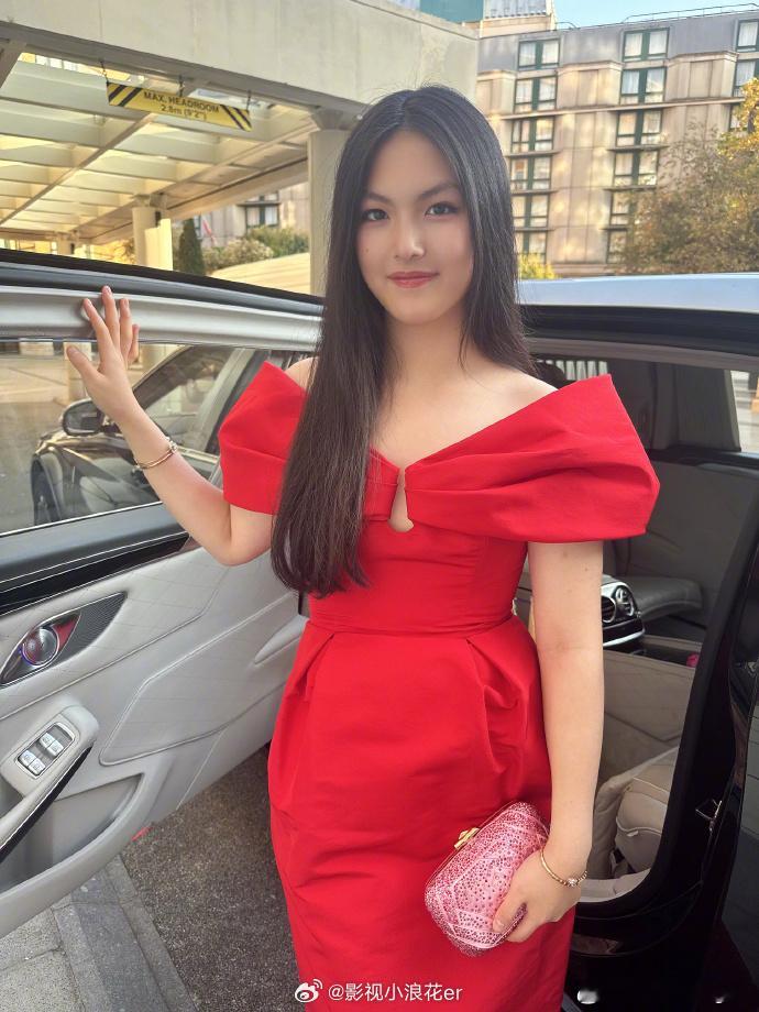 王诗龄生日派对众星捧月，李湘王岳伦晒照记录温情，都有与她的单独合影，她的晒照里却