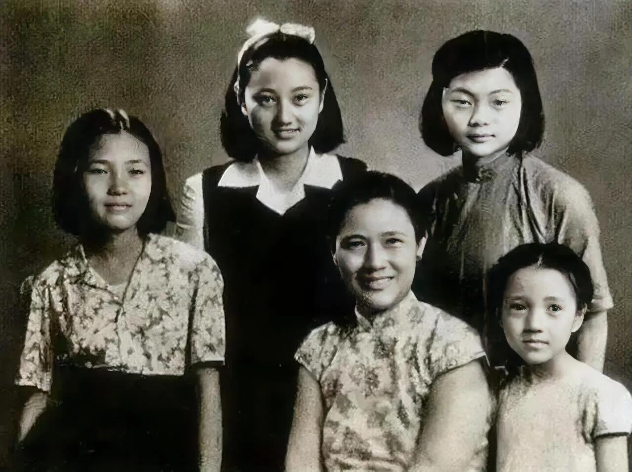 不愧是上世纪五六十年代最美的一个女演员，她遗传了妈妈的颜值，脸蛋精致，肤白貌美，