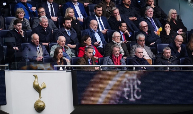 亲自督战！拉特克利夫现场观看曼联vs热刺，贝拉达威尔科克斯陪同