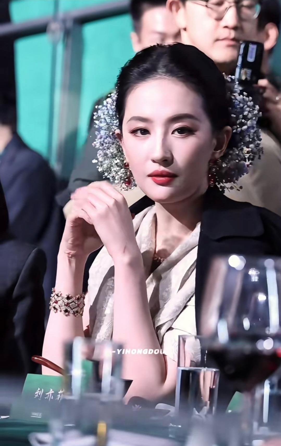 vogue晚宴每一帧都美到极致。