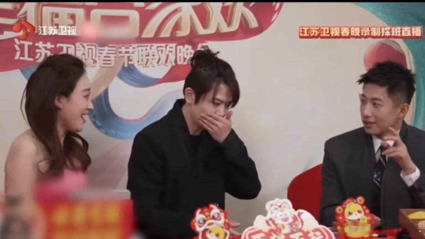 刘端端直播漏勺手动捂嘴  刘端端这“大漏勺”本色出演，前一秒舞台上光芒四射，后一