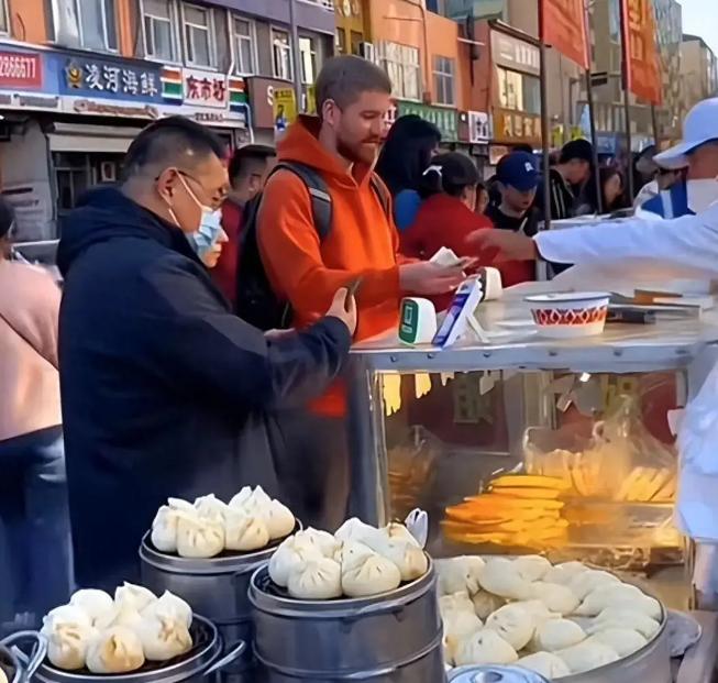 5位俄罗斯男子听说黑龙江黑河的美食和酒水非常有名，点了6个菜、喝了8瓶白酒，结账