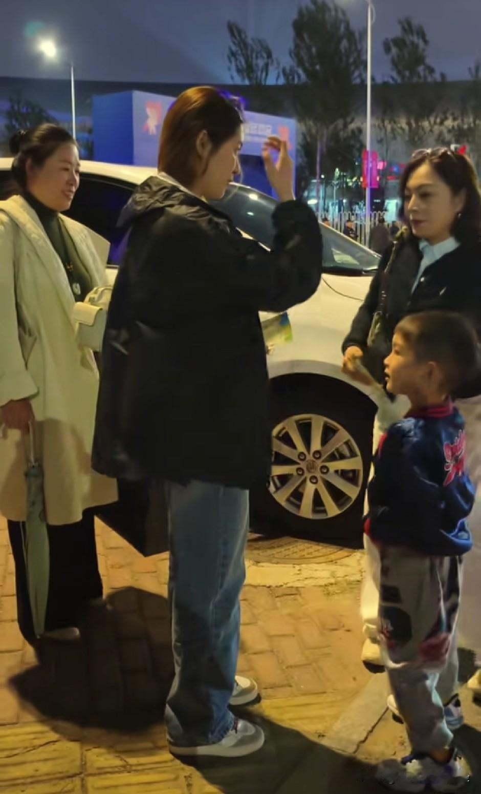 天啦噜，原来这就是梁靖崑的妈妈，
第一次公开露面！
昨天美丽姐拍的视频里就有梁靖