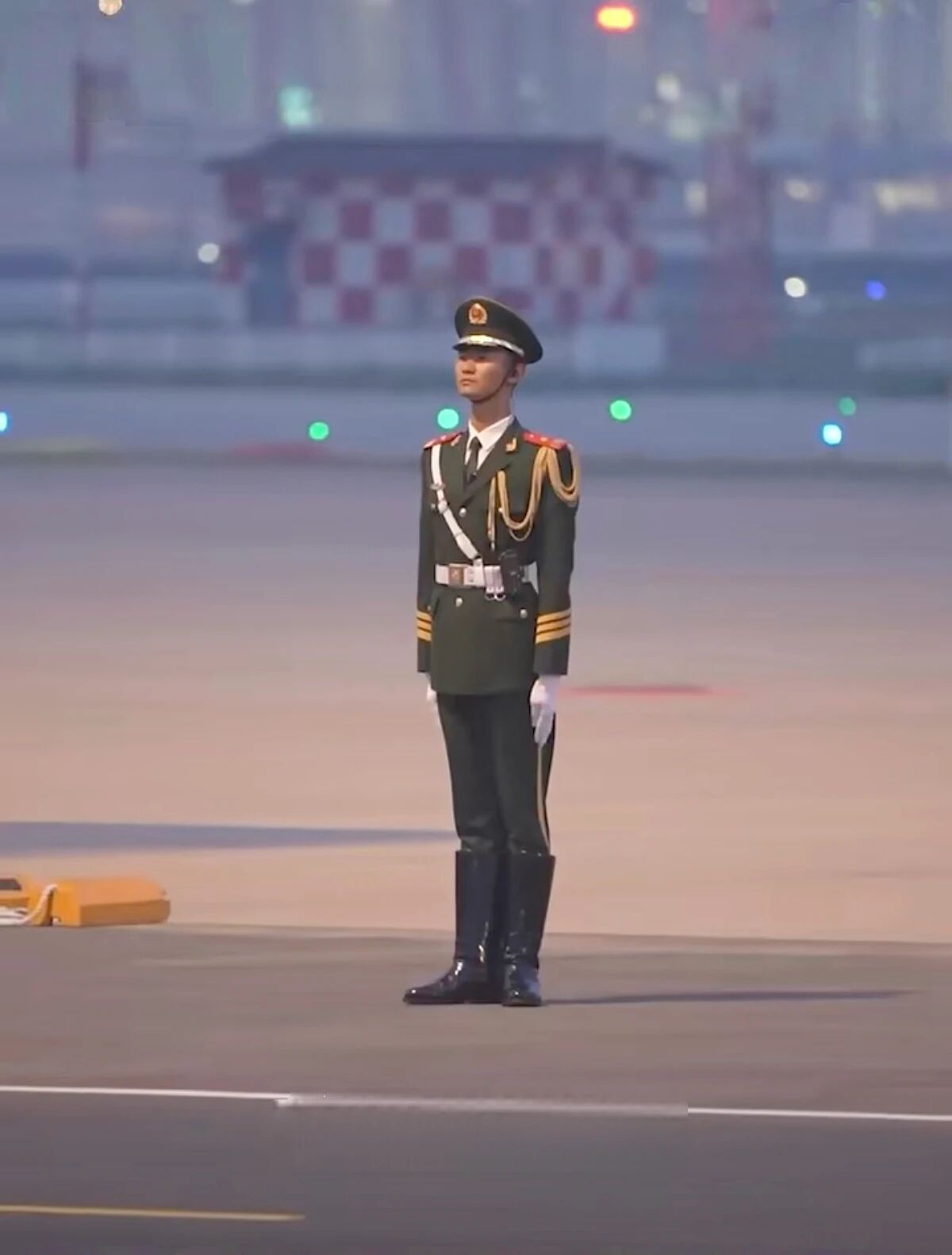 特朗普抵京 这位中国士兵彻底震惊了整个美国团队！他严格遵从命令，站得笔直，一动不